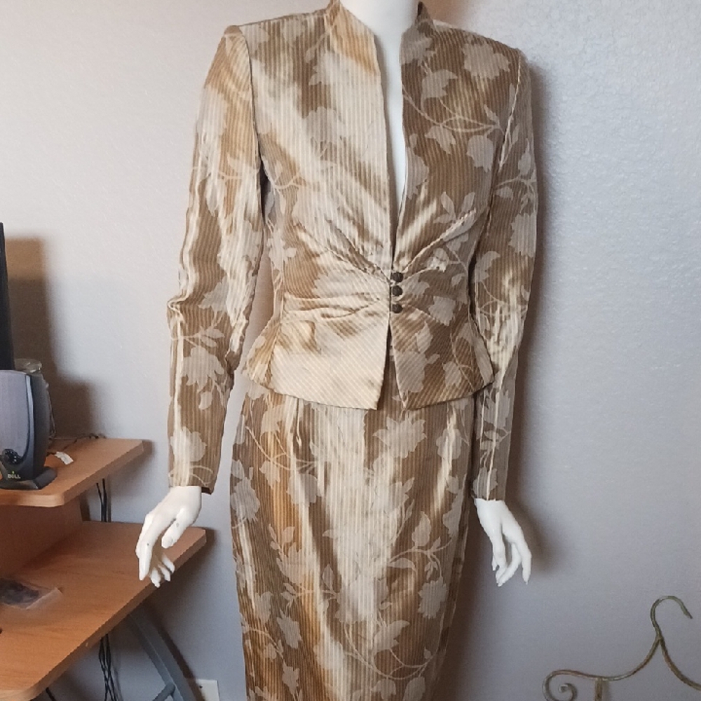 Kay Unger champagne gold floral women's suit.
